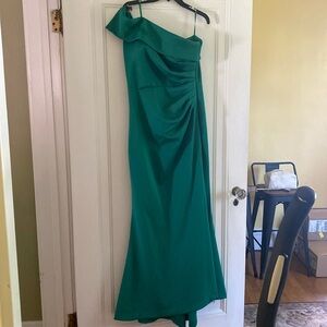 Eliza J Off the Shoulder fit and flare gown / size 14 emerald green